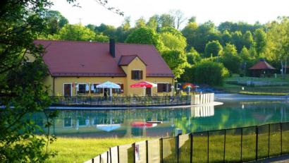 Bild: fjo
Es war noch nicht viel los am ersten sonnigen Sommerochenende in der Freizeitanlage „Bäckeröd“. Kein Wunder, denn über den Biergarten hinaus, ist das Areal frühestens ab Ende Juni wieder ganz geöffnet.