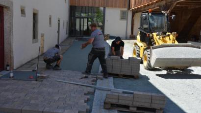 Bild: jr
Begonnen haben jetzt die Pflasterarbeiten im Innenhof des Info- und Begegnungszentrums Schafferhof. Unser Bild entstand am Montagvormittag, als ein Bautrupp mit der Verlegung der Pflastersteine begann. Bis zum 26. Juni sollen die Pflasterarbeiten abgeschlossen sein, zwei Tage später sollen die Aufbauarbeiten für die Primiz von Bastian Neumann starten