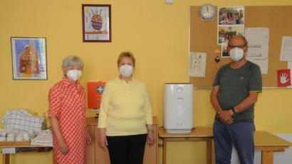 Bild: bey
Der Inner-Wheel-Club Weiden mit seiner Präsidentin Angela Baumann und Clubmeisterin Simone Schaller (von links) überreichte dem Vorsitzenden des Arbeitskreises Asyl, Jost Hess, symbolisch ein Luftfiltergerät für die Klassenräume in der Asylstraße.