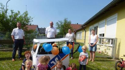 Bild: bk
Die Ausfahrt mit dem Kinderbus kann beginnen. Bei der Übergabe (von links) Helmut Forster, Michael Liedl, Heidi Koppmann und Melanie Rauh.