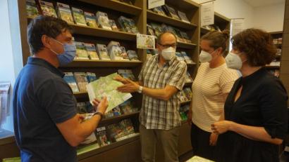 Bild: eib
VG-Vorsitzender Gerald Reiter und Herbert Spichtinger zeigen Ivana Danisch und CeBB-Leiterin Veronika Hofinger (von links) die Fülle von Prospekten, Karten und Flyern der schönsten touristischen Ziele im Schönseer Land, im Oberpfälzer Wald und im benachbarten Böhmerwald.