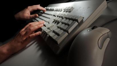 Symbolbild: Jochen Lübke/dpa
Eine Frau tippt auf einer Computertastatur (Symbolbild): Eine Ambergerin ging beim Online-Einkauf Betrügern auf den Leim.