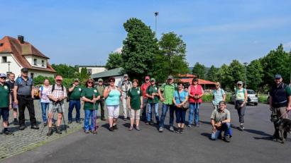 Bild: roh
Gut gelaunt und tatendurstig präsentierten sich die Teilnehmer der ersten gemeinsamen Wanderung über elf Kilometer vor der Steinwaldhalle.