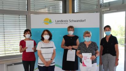 Bild: Manuel Lischka/exb
Rita Sebald und Waltraud Brettner vom Betreuungsverein Schwandorf sowie Christine Lehmer, Eveline Seitz und Angeline Roth von der Betreuungsstelle am Landratsamt Schwandorf (von links) helfen bei allen Fragen rund um das Thema Vorsorgevollmacht.