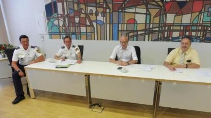 Bild: ibj
Zufrieden mit der Sicherheitslage in den Gemeinden Hahnbach und Gebenbach sind (von links) Polizeihauptkommissar Alexander Ehemann, Erster Polizeihauptkommissar Michael Kernebeck, Bürgermeister Bernhard Lindner (Hahnbach) und Bürgermeister Peter Dotzler (Gebenbach) .