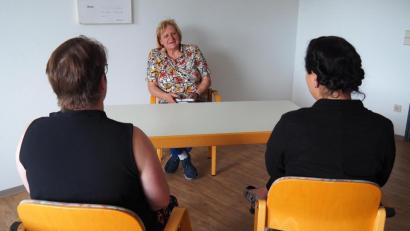 Bild: Bühner
Hospizbegleiterin Hildegard Haupt (Mitte) will den Angehörigen von Verstorbenen in der Coronazeit helfen.