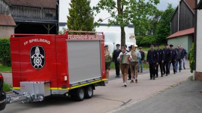 Bild: fvo
Die Ankunft des neuen Spielberger Feuerwehranhängers im Dorfzentrum wird musikalisch von den Waldthurner Hulzstoussboum begleitet