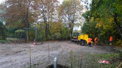 Archivbild: ak
Im vergangenen Oktober begann die Sanierung des Spielplatzes Birkenbühl (Bild). Die geplanten Anpflanzungen mussten nun verschoben werden.