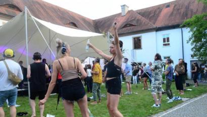 Archivbild: Kunz
Abtanzen mit Abstand im Innenhof der Regionalbibliothek: Weil das 2020 so gut geklappt hat, gibt es nun wieder eine "Sommersünde". Und auch die Band von damals, "Slatec", ist wieder mit von der Partie.