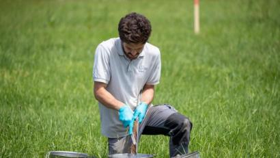 Symbolbild: Daniel Karmann
Entnahme von Bodenproben auf einem Acker nahe dem US-Militärflugplatz Katterbach. Wegen einer erhöhten Konzentration von per- und polyfluorierten Chemikalien (PFAS) im Boden und im Grundwasser an der US-Kaserne werden die Proben zurzeit entnommen.