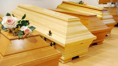 Symbolbild: Maurizio Gambarini
Seit Anfang April hat die bayerische Regierung die Sargpflicht gelockert. Inwiefern dies für die Gemeinden gilt, entscheiden die jeweiligen Friedhofsträger selbst.