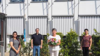 Bild: ws
Thea Fenzl wurde nach 30 Jahren im Kinderhort jetzt auch vom Kreiscaritasverband offiziell in den Ruhestand verabschiedet. Ihre Nachfolgerin ist Sairan Ahmed. Im Bild (von links) Sairan Ahmed, der Geschäftsführer des Caritasverbandes im Landkreis, Martin Kneidl, Thea Fenzl und Hortleiterin Christine Burkhard.