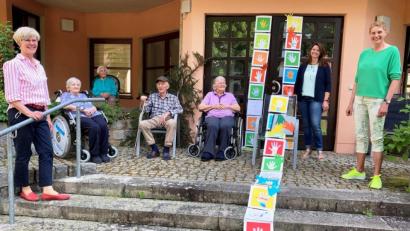 Bild: jp
Am Tag der Nachbarschaft eine Strickleiter aus gebastelten Händen übergeben: Barbara Hernes (links) vom Sozialmosaik Naturpark Hirschwald, Schulleiterin Ulrike Hampel-Sperlich (Mitte) und Heimleiterin Monika Breunig (rechts) mit einigen Senioren.
