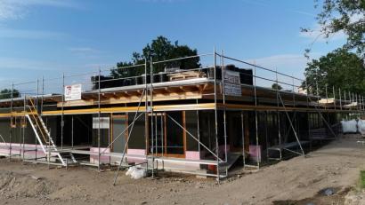 Bild: Portner
Der Neubau des städtischen Kindergartens im Wiesengrund geht voran. Der Bezug ist für Januar 2022 geplant.