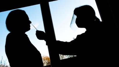 Symbolbild: Hauke-Christian Dittrich/dpa
Eine Fachkraft nimmt einen Abstrich für einen Schnelltest zur Erkennung des Coronavirus. Apotheken im Landkreis Schwandorf wurden überprüft, ob die Testung regelgerecht ablief. Das war offenbar nicht immer der Fall.