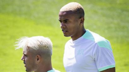 Bild: Jean-Christophe Bott/dpa
Die Schweizer Granit Xhaka (links) und Manuel Akanji mit blondem Schopf während einer Trainingseinheit vor der Partie gegen Italien.