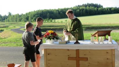 Bild: jzk
Thomas und Julian Müller unterstützten Stadtpfarrer Thomas Kraus (von links) bei der Stiftmesse in Haunritz.