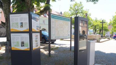 Bild: ws
Den Besuchern wird am Marktplatz viel Information geboten. Die Stele (rechts) selbst wird erst noch fertiggestellt.