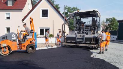 Bild: du
Zügig und reibungslos wurde am Dienstag und Mittwoch der untere Teil der Blütenstraße vom "Stachus" bis zum Kiesweg mit einer Asphaltschicht versehen.