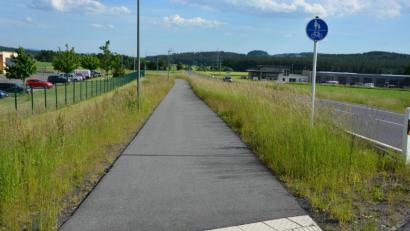 Bild: jr
Der Fuß- und Radweg in Richtung Mitterteich endet derzeit beim Gelände des Backhauses Kutzer (hinten links).