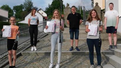 Bild: Portner
Diese drei Nachwuchs-Klarinettistinnen der Blaskapelle Teunz freuen sich über die bestandene D1-Prüfung: Julia Margraf (von links), Nina Baumer und Julia Haberl. Es gratulierten Ausbilder Stefan Karl (Mitte) und die beiden Vorsitzenden Daniela Juraske und Tobias Schmid.