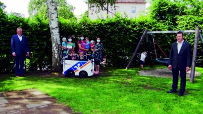 Bild: Stephanie Fuchs/exb
Vorstandsmitglied Martin Sachsenhauser, die Kita-Leiterin Gabi Sperber, die Erzieherinnen Doris Langner und Marie Walther sowie Vorstandsmitglied Erich Übler bei der Übergabe des VR-Mobils an die KIndertagesstätte Guter Hirte in Rosenberg.