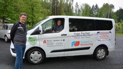 Bild: jr
Raimund Zeitler (am Steuer) und Vorstandsmitglied Markus Renner freuen sich über das erste vereinseigene Fahrzeug in der 76-jährigen Geschichte des SV Pechbrunn-Groschlattengrün.