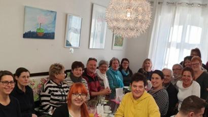 Bild: jzk
Alle Ehrenamtlichen und die Mittendrin-Mitarbeiterinnen freuen sich darauf, wenn sie sich wieder – wie hier an Weihnachten 2019 – zu einem Erfahrungsaustausch treffen können.