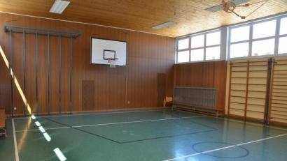 Bild: dob
Die Gymnastikhalle der Vohenstraußer Grundschule kann nicht ausreichend und coronakonform belüftet werden. Vereine können sie daher momentan nicht nutzen.