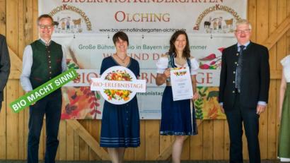 Bild: Hauke Seyfarth/StMELF/exb
Ministerialrat Dr. Wolfgang Wintzer (von links), Leiter Referat für ökologischen Landbau im Bayerischen Staatsministerium für Ernährung, Landwirtschaft und Forsten, Hubert Heigl und Cordula Rutz vom LVÖ Bayern, Elisabeth Waldeck, Projektmanagerin der Öko-Modellregion Steinwald-Allianz und Bürgermeister Johannes Reger sowie Bio-Königin Annalena I. bei der Preisverleihung.