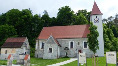 Bild: jp
Die Kirche St. Martin in Pfaffenhofen mit ihrem Karner: Der Innenraum des Gotteshauses ist vom Holzwurm befallen.