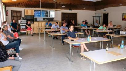 Bild: do
Zum Mobilfunkausbau gibt es viele Fragen. Der Saal des Gemeindezentrums Vorbach war deshalb bei der Gemeinderatssitzung mit Besuchern gut gefüllt.