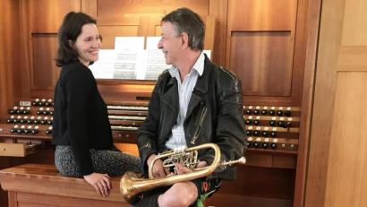 Bild: Bayerisches Fernsehen
Von wegen Stofferl Well ist nur auf Bajuwarisch eingeschossen. Der studierte Orchestermusiker huldigt mit Organistin Anna-Magdalena Bukreev Max Reger in der Michaelskirche.