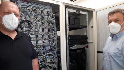 Bild: pz
Holger Zeitler (links) von der IT-Abteilung im Rathaus Waldsassen, zusammen mit Verwaltungs-Geschäftsführer Martin Rosner im Serverraum.