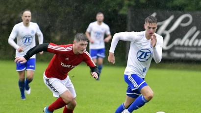 Archivbild: Hubert Ziegler
Der SV 08 Auerbach geht als Titelverteidiger in den Toto-Pokal-Wettbewerb auf Kreisebene. Im Finale besiegte der Kreisligist den Bezirksligisten SV Etzenricht mit 3:0. Mann des Tages war der Auerbacher Doppeltorschütze Marcel Meyer (rechts).
