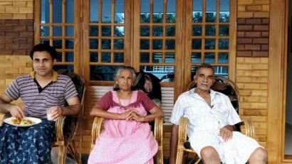 Bild: Biju Kureekattil/exb
Pater Binu Kureekattil (links) macht sich Sorgen um seine Eltern. Ein täglicher Anruf kann einen Besuch in seinem Heimatland Indien nicht ersetzen. Dazu kommt die Sorge über eine Ansteckung mit dem dort massiv grassierenden Coronavirus.