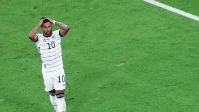 Bild: Christian Charisius
Serge Gnabry fasst sich nach einer vergebenen Chance an den Kopf.