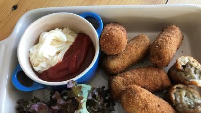 Bild: Michael Schiffer
Das Ragout mit Rindfleisch wird kalt zu Röllchen geformt, anschließend paniert und frittiert. Dazu essen die Holländer Pommes frites. Zum Stippen gibt es bei OWZ-Küchenchef Michael Schiffer hier Mayonnaise und Ketchup.