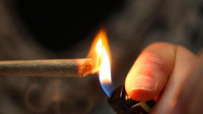 Bild: Oliver Berg/dpa
Für fünf Euro das Stück verkaufte ein 44-Jähriger Marihuana-Joints an Kinder und Jugendliche. Sein Geständnis wird ihm hoch angerechnet.