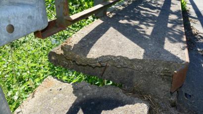 Bild: bey
Der "Mini-Gehweg" über Pfreimdbrücke zwischen Lohma und Isgier sieht wirklich desolat aus.