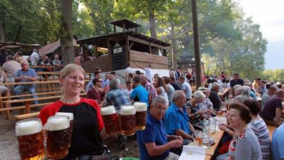 Bild: Bernd Müller/exb
Bratwürste und Bier locken in der Festwoche Ende Juli traditionell Tausende Besucher auf den Annaberg. Wegen Corona muss der weltliche Teil des Festes 2021 aber erneut ausfallen.