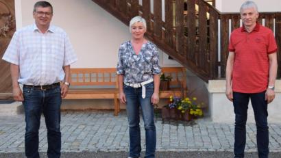 Bild: bö
Vorsitzendender Peter Braun (links) und sein Stellvertreter Josef Auer vereidigen Karin Auer als neue Verbandrätin.