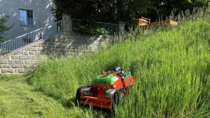 Bild: Stadt Neustadt/WN/ exb
Die Neuanschaffung: Der Hangmäher der Stadt Neustadt mit rund 24 PS.
