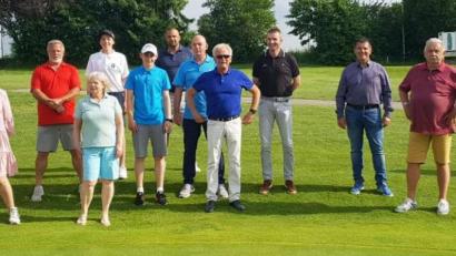 Bild: lst
Die Besten des „Raiffeisen-Cups“ beim Golf- und Landclub Schmidmühlen mit Spielführer Reinhold Scharl (rechts) und Raiffeisenbank-Vorstand Michael Doblinger (Zweiter von rechts), die die Siegerehrung vornahmen.