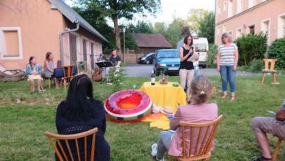 Bild: jzk
„Wonach schmeckt, klingt, ruft und duftet der Sommer?“, fragte eine Lektorin beim ökumenischen Abendgebet im Pfarrheimgarten.