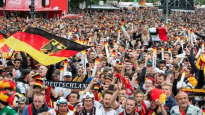 Symbolbild: Jens Büttner
Fußball-Euphorie gab es bei früheren Meisterschaften auch im Landkreis Schwandorf. Bei dieser EM hält sie sich hier bisher in Grenzen, die Möglichkeiten sind auch begrenzt: Public Viewing, wie hier während der WM 2018 in Berlin, gibt es in der Region noch kaum bis gar nicht.