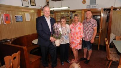 Bild: ige
Wirtin Lore (Zweite von links) freut sich über die Orchidee von Landrat Richard Reisinger; Tochter Claudia, Schwiegersohn Jürgen sowie Wirtshaushund Dzino freuen sich mit - selbstverständlich alle getestet und geimpft.