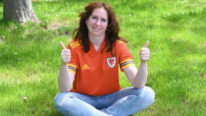 Bild: Gabi Schönberger
Regina Kummer schlüpfte in das ihrer Meinung nach schönste EM-Trikot: jenes, der walisischen Nationalmannschaft.