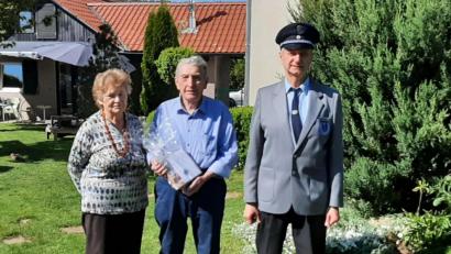 Bild: ral
Günter Dembiany (Mitte) feierte seinen 80. Geburtstag. Mit im Bild: Ehefrau Barbara Dembiany (links) sowie der Vorsitzende der Soldaten- und Kriegerkameradschaft Trisching, Andreas Scharf (rechts).