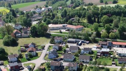Bild: bey
Am unteren Bildrand ist die Abgrenzung des zur Bebauung vorgesehenen Grundstückes zum Kinderspielplatz zu erkennen. Südlich bilden die Hecken der Grundstücke in der Leuchtenbergerstraße die Abgrenzung. Rechts das Gillitzer-Anwesen. Das westliche gelegene trapezförmige Grundstück (von Bäumen eingerahmt) soll in den Bebauungsplan "Herrenpoint" eingefügt werden.